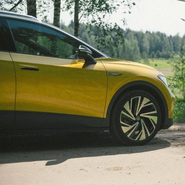 Yhä useammalla suomalaisella on edessään ensimmäinen kesäloma täyssähköauton ratissa. Kun suunnittelet ajomatkat hyvin etukäteen, sujuvat autoilu ja pysähdykset leppoisissa merkeissä. Vinkit huolettomaan sähköautoiluun antaa K-Auton sähköautojen latausverkosto K-Latauksesta Tom von Bonsdorff.